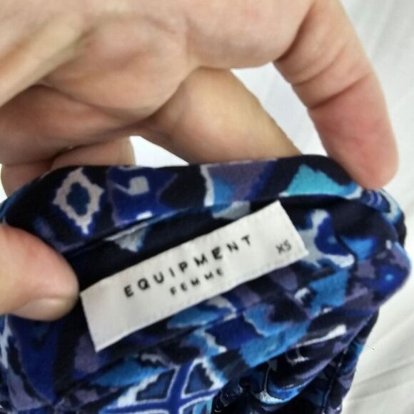 Equipment Femme Slim Signature Silk Blouse Button Up Size XS Geometric Blue - Picture 5 of 5